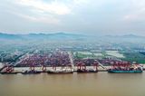 Shenzhen und Guangzhou sind auch in Deutschland ein Begriff, Ningbo-Zhoushan ist weniger bekannt. Der drittgrößte Containerumschlagplatz der Welt liegt in der Provinz Zhejiang an der Ostküste Chinas. Er entstand 2006 durch die Fusion der Häfen Ningbo und Zhoushan. Das Umschlagvolumen stieg 2020 von 27,5 auf 28,7 Millionen Tonnen.