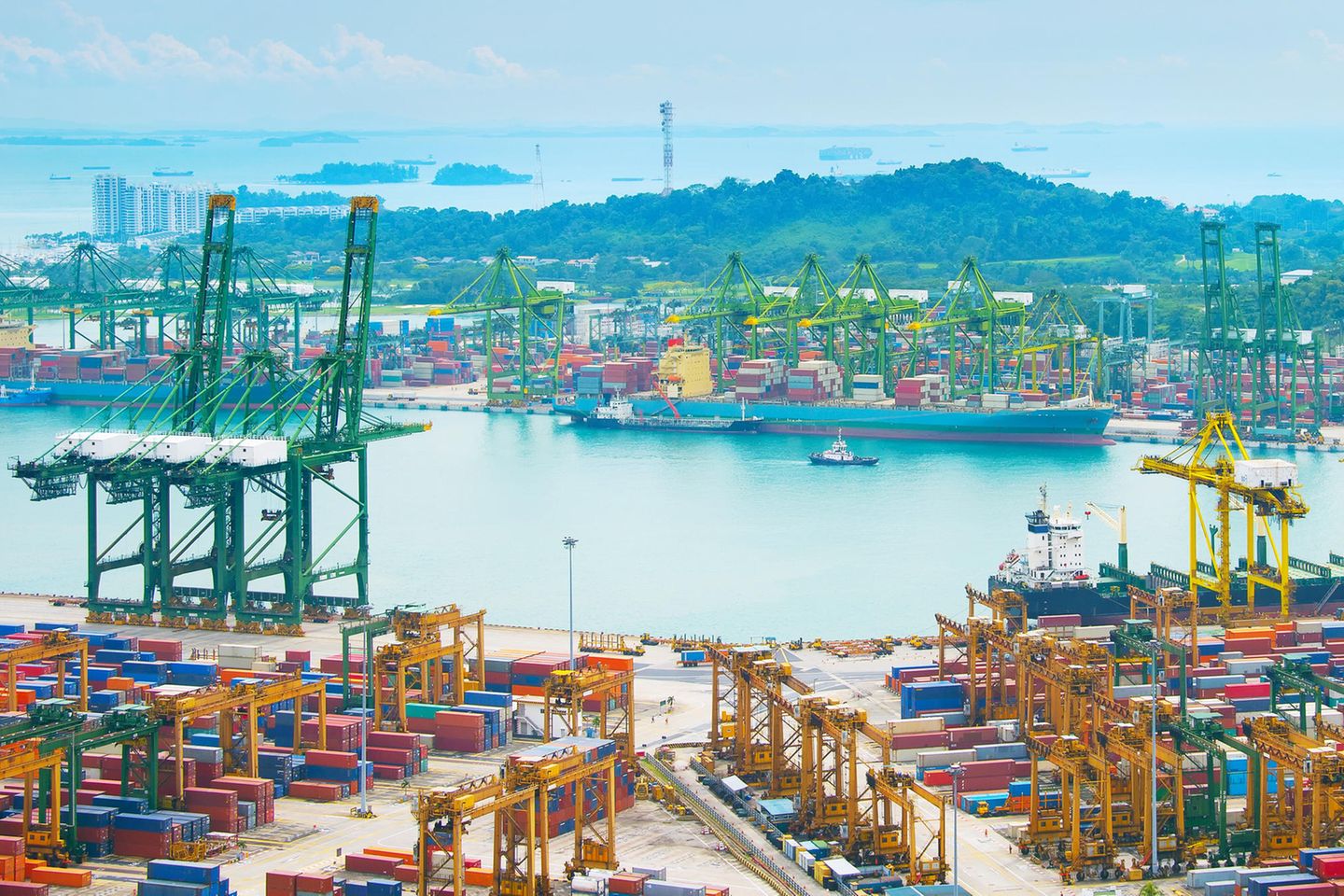 Singapur ist neben den Niederlanden das einzige Land, das China in den Top 10 die Stirn bieten kann. Mehr als das: Der Insel- und Stadtstaat vor Malaysia musste sich weltweit nur einem anderen Hafen geschlagen geben. Singapur profitiert von der geografisch günstigen Lage im Überseehandel zwischen China und Europa. Allerdings war auch Singapur nicht vor dem anfänglichen Corona-Rückgang gefeit. Das Minus fiel jedoch moderat aus. Die Bilanz sank laut dem Hafen Hamburg von 37,2 auf 36,9 Millionen Tonnen.