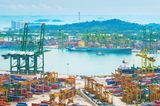 Singapur ist neben den Niederlanden das einzige Land, das China in den Top 10 die Stirn bieten kann. Mehr als das: Der Insel- und Stadtstaat vor Malaysia musste sich weltweit nur einem anderen Hafen geschlagen geben. Singapur profitiert von der geografisch günstigen Lage im Überseehandel zwischen China und Europa. Allerdings war auch Singapur nicht vor dem anfänglichen Corona-Rückgang gefeit. Das Minus fiel jedoch moderat aus. Die Bilanz sank laut dem Hafen Hamburg von 37,2 auf 36,9 Millionen Tonnen.