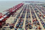 Der größte Containerhafen der Welt liegt in China. Shanghai, die größte Stadt des Landes, kam laut der Statistik 2020 auf 43,5 Millionen Tonnen – fast doppelt so viel wie Qingdao, die Nummer sechs dieser Liste. Das für die Häfen in der Volksrepublik typische Wachstum fiel jedoch mit 200.000 Tonnen vergleichsweise minimal aus. Übrigens: Hamburg kam in der Statistik vor New York und Long Beach auf Platz 18. Deutschlands größter Hafen lag damit direkt hinter Los Angeles und war in Europa die Nummer drei hinter Rotterdam und Antwerpen.