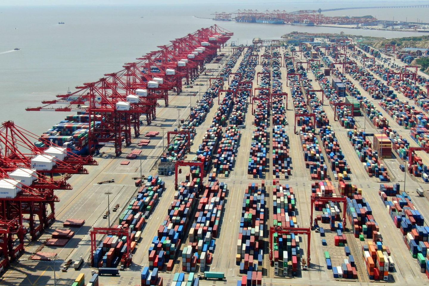 Der größte Containerhafen der Welt liegt in China. Shanghai, die größte Stadt des Landes, kam laut der Statistik 2020 auf 43,5 Millionen Tonnen – fast doppelt so viel wie Qingdao, die Nummer sechs dieser Liste. Das für die Häfen in der Volksrepublik typische Wachstum fiel jedoch mit 200.000 Tonnen vergleichsweise minimal aus. Übrigens: Hamburg kam in der Statistik vor New York und Long Beach auf Platz 18. Deutschlands größter Hafen lag damit direkt hinter Los Angeles und war in Europa die Nummer drei hinter Rotterdam und Antwerpen.