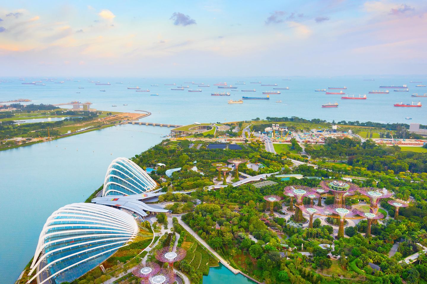 Singapur hat den größten Containerhafen der Welt und die viertgrößte Handessflotte. Bei den Schiffen, die auch unter der Flagge des Stadtstaates fahren, reichte es zuletzt nur für Platz fünf. Singapur gehörte dabei in den Top 10 zu den vier Verlierern. Die gesamte Tragfähigkeit der dort registrierten Schiffe sank um 2,6 Prozent auf 126,4 Millionen BRZ.