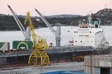 Die vorerst unangefochtene Nummer eins der Ausflaggungsländer bleibt jedoch Panama. UNCTAD bezifferte die Gesamtgröße aller unter seiner Flagge fahrenden Schiffe 2021 auf 344,2 Millionen BRZ. Das waren 4,6 Prozent mehr als im Vorjahr. Auf den Staat in Mittelamerika, der 2016 mit den Panama Papers über dubiose Offshore-Geschäfte öffentlich in die Kritik geraten war, entfielen laut der Statistik 16,1 Prozent der weltweit verfügbaren Handelsschiffskapazitäten. Deutschland kam in dem Ranking trotz der sechstgrößten Handelsflotte weltweit lediglich auf Platz 29. Denn nur 8,4 Prozent des Tragevolumens deutscher Schiffe ist auch unter deutscher Flagge unterwegs.
