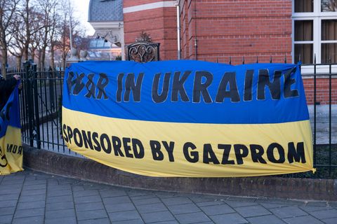 Protest gegen den russischen Gaskonzern Gazprom: Die Aktie des Unternehmens ist abgestürzt und nicht mehr handelbar