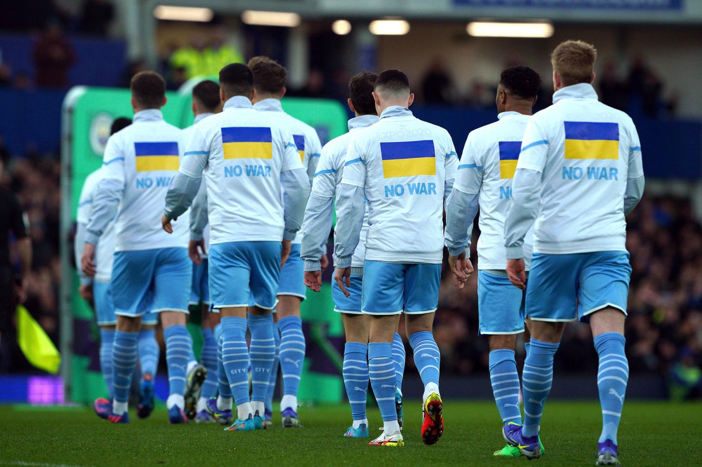 Der Sport zeigt Haltung wie hier die Spieler von Manchester City, die Wirtschaft hat noch Nachholbedarf