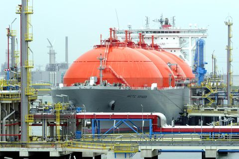 Ein LNG-Tanker liegt im Hafen von Rotterdam. Deutschland hat noch kein eigenes Flüssiggas-Terminal
