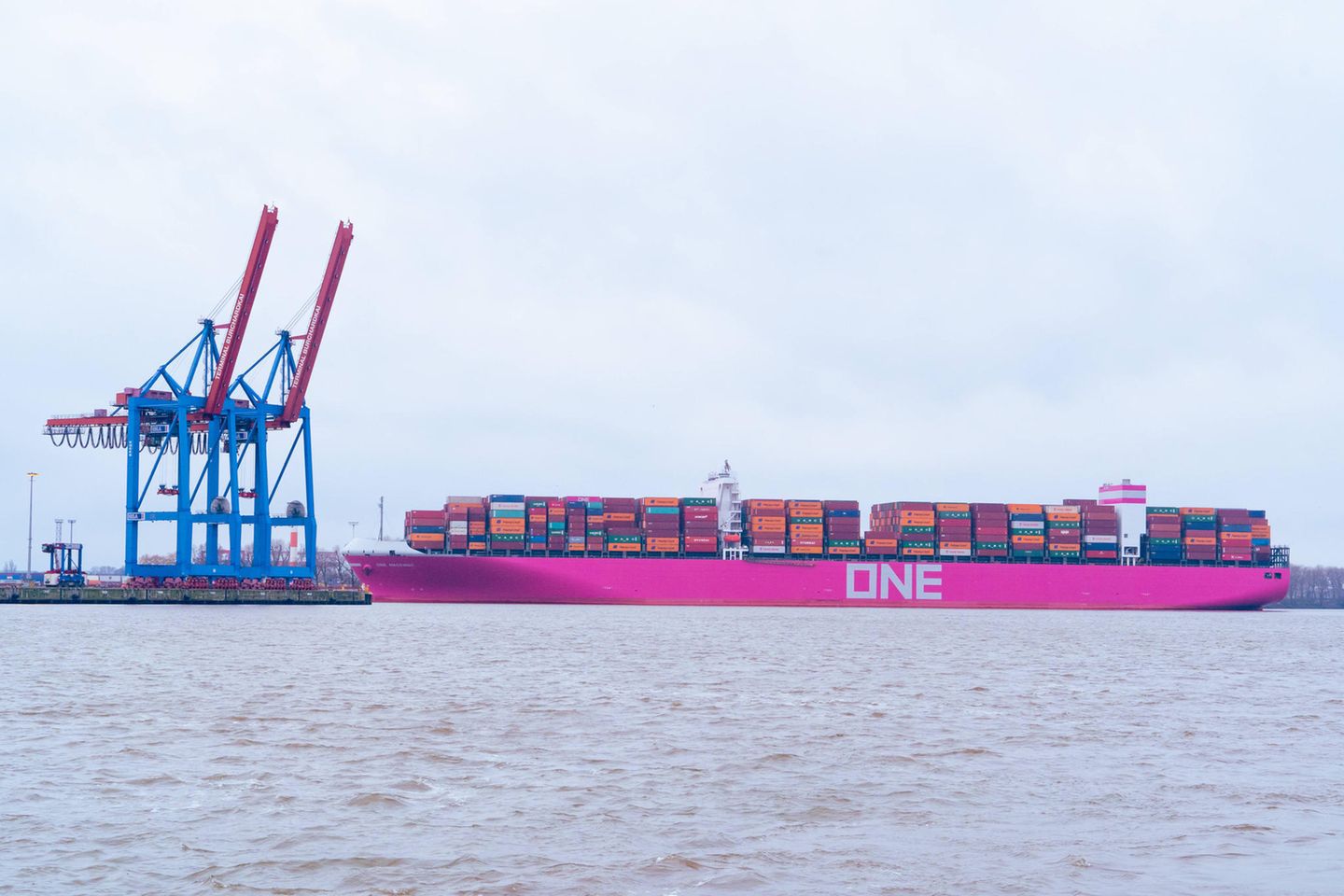 Singapur verfügt über den größten Containerhafen der Welt. Gemessen an der Flotte belegte das Finanzzentrum 2021 weltweit Platz vier. 139,1 Millionen BRZ entsprachen laut UNCTAD 6,6 Prozent der weltweit verfügbaren Kapazitäten auf große Schiffen. Die Auslandsrate von 47,3 Prozent war nach Hongkong die zweitniedrigste in den Top 10.