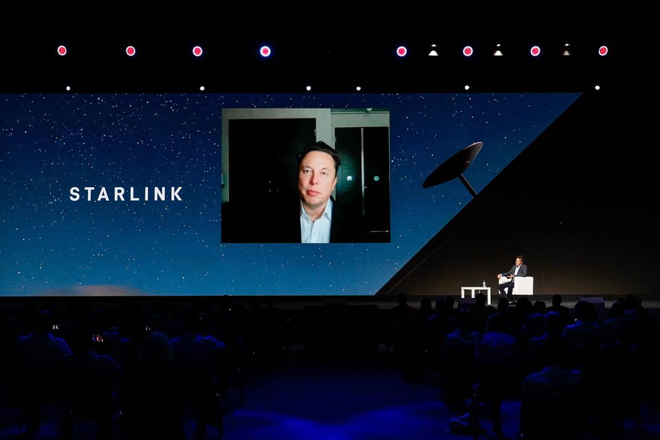 Elon Musk hat der Ukraine sein Satellitennetzwerk Starlink angeboten.