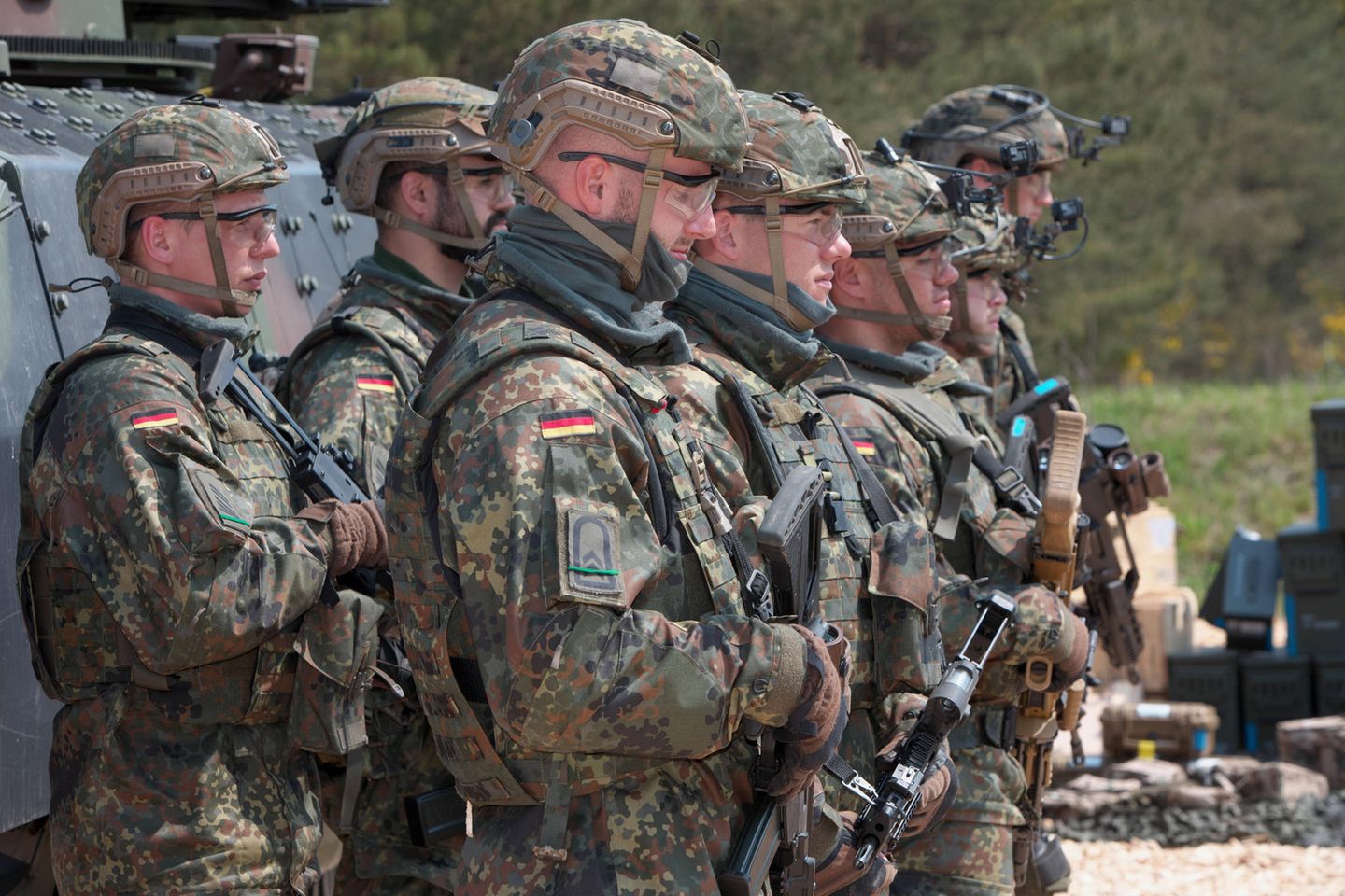 Angetretene Bundeswehrsoldaten mit Waffen
