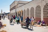 Auch Eritrea hat die UN-Resolution vor allem aus Eigeninteresse abgelehnt. Der Westen hat bereits in den vergangenen Jahren Sanktionen gegen das afrikanische Land verhängt. Der Grund: schwere Menschenrechtsverletzungen. Die USA legten im vergangenen Jahr nach und reagierten damit auf die Beteiligung des Landes an einem Konflikt in Äthiopien. Um die Sanktionen zu umgehen, braucht Eritrea andere Partner, wie China – oder eben Russland.
