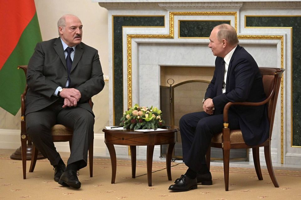 Belarus ist im Ukraine-Krieg längst nicht mehr neutral, sondern hat sich klar auf Putins Seite gestellt. Das Land unter Diktator Alexander Lukaschenko nimmt sogar aktiv am Krieg Teil: Von hier aus werden Raketen abgefeuert und russische Panzer in die Ukraine geschickt.