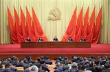 China will sich nicht gegen Putin stellen. Chinas UN-Botschafter sagte jedoch, man sei zutiefst besorgt über die jüngsten Entwicklungen und fügte hinzu, die Souveränität und territoriale Integrität aller Staaten müsse respektiert werden. Und doch enthielt sich China bei der Abstimmung. Für China nicht ganz unwesentlich: Durch die Sanktionen des Westens könnte Russland mehr auf China angewiesen sein.