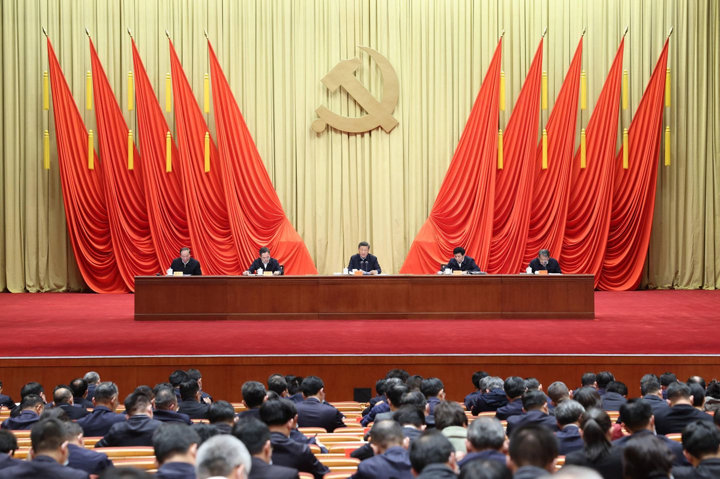 China will sich nicht gegen Putin stellen. Chinas UN-Botschafter sagte jedoch, man sei zutiefst besorgt über die jüngsten Entwicklungen und fügte hinzu, die Souveränität und territoriale Integrität aller Staaten müsse respektiert werden. Und doch enthielt sich China bei der Abstimmung. Für China nicht ganz unwesentlich: Durch die Sanktionen des Westens könnte Russland mehr auf China angewiesen sein.
