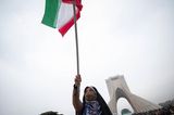 Russland weigert sich bisher gegen stärkere Sanktionen gegen den Iran – nun enthält sich der Iran bei der Abstimmung über die UN-Resolution gegen Russland. Außerdem braucht der Iran Russland, um Sanktionen zu umgehen. Für den Iran sind die USA mit für den Krieg verantwortlich.