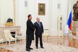 Bildlicher als Pakistans Ministerpräsident Imran Khan kann man sich kaum an Putins Seite stellen. Er besuchte Putin in Moskau – genau an dem Tag, an dem der Angriff auf die Ukraine begann. Was die Energieversorgung angeht, ist Pakistan auf Russland angewiesen: Gemeinsam will man ein Pipelineprojekt umsetzen.