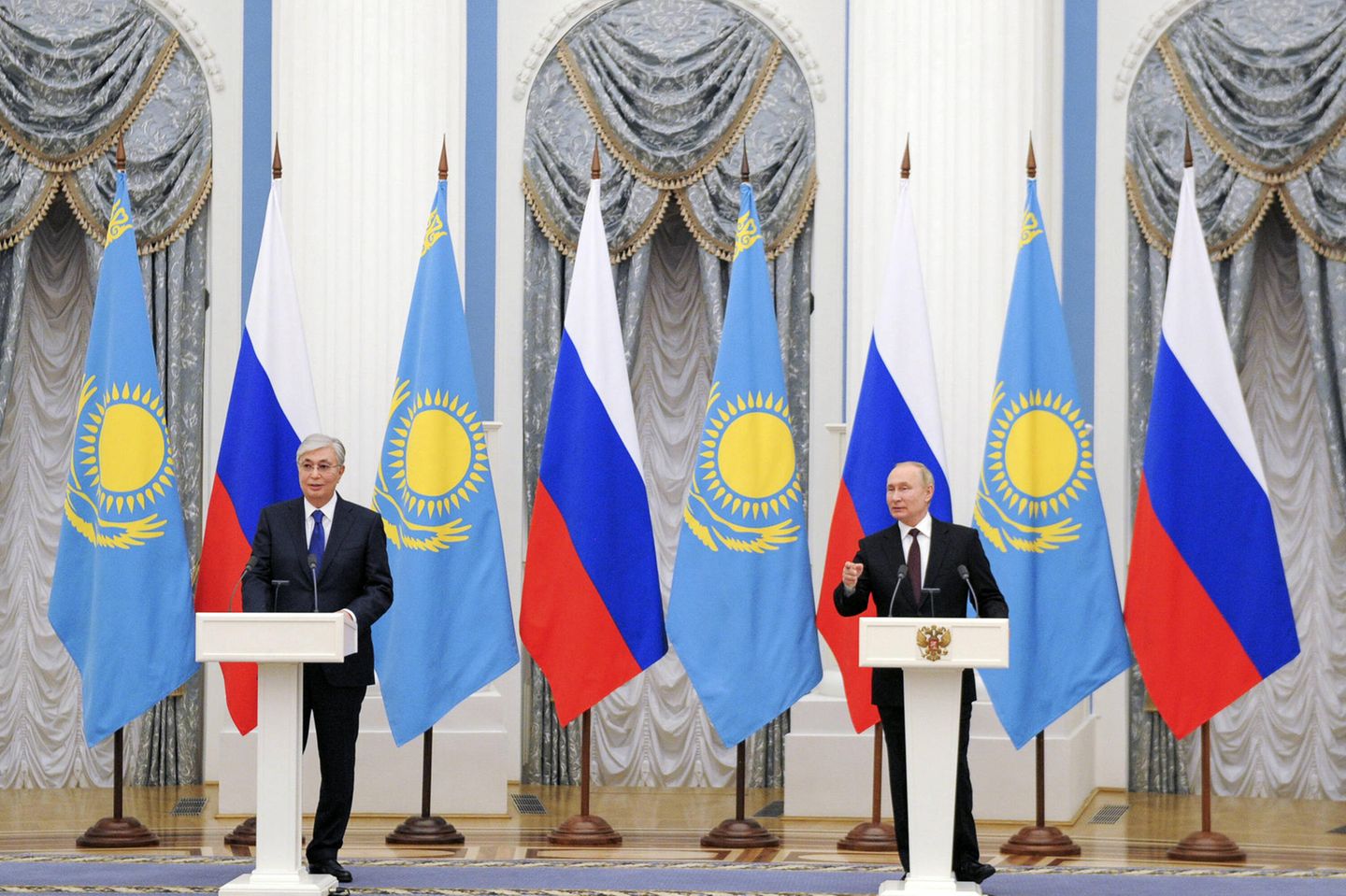Eigentlich fürchtet Kasachstan selbst einen Einmarsch Russlands, immerhin gibt es Gebiete im Norden des Landes, in denen eine russische Mehrheit lebt. Gleichzeitig ist Kasachstan auf Russland angewiesen: Als Mitglied der von Moskau geführten Organisation des Vertrags über Kollektive Sicherheit (ODKB) setzte Kasachstan bei Unruhen zuletzt auch auf die Hilfe Russlands. Also hält Kasachstan sich zurück: Der Konflikt zwischen Russland und der Ukraine habe nichts mit Kasachstan zu tun, sagte der stellvertretende Verteidigungsminister. Man unterstütze keine der beiden Seiten.