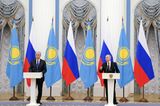 Eigentlich fürchtet Kasachstan selbst einen Einmarsch Russlands, immerhin gibt es Gebiete im Norden des Landes, in denen eine russische Mehrheit lebt. Gleichzeitig ist Kasachstan auf Russland angewiesen: Als Mitglied der von Moskau geführten Organisation des Vertrags über Kollektive Sicherheit (ODKB) setzte Kasachstan bei Unruhen zuletzt auch auf die Hilfe Russlands. Also hält Kasachstan sich zurück: Der Konflikt zwischen Russland und der Ukraine habe nichts mit Kasachstan zu tun, sagte der stellvertretende Verteidigungsminister. Man unterstütze keine der beiden Seiten.