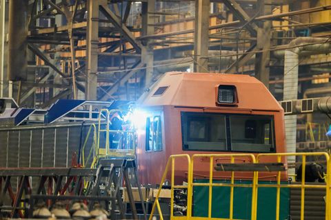 In einem russischen Siemens-Werk wird eine Lokomotive zusammengebaut: Der Konzern macht in Russland keine neuen Geschäfte mehr