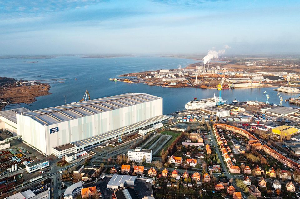 Das Baudock dominiert Wismar. Darin: der weltgrößte Luxusliner