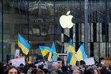 Apple verkauft keine Geräte mehr nach Russland. Das Unternehmen teilte mit, die Exporte in alle Handelskanäle des Konzerns in Russland seien gestoppt worden. Betroffen von den Maßnahmen ist auch der Bezahldienst Apple Pay, der eingeschränkt wurde. Ebenso wie Google schränkte Apple die Verkehrsinformationen auf dem Kartendienst in der Ukraine ein – so sollen die ukrainischen Bürger geschützt werden. Die Apps der russischen Staatssender RT und Sputnik verbannte Apple außerhalb von Russland aus den App Stores.