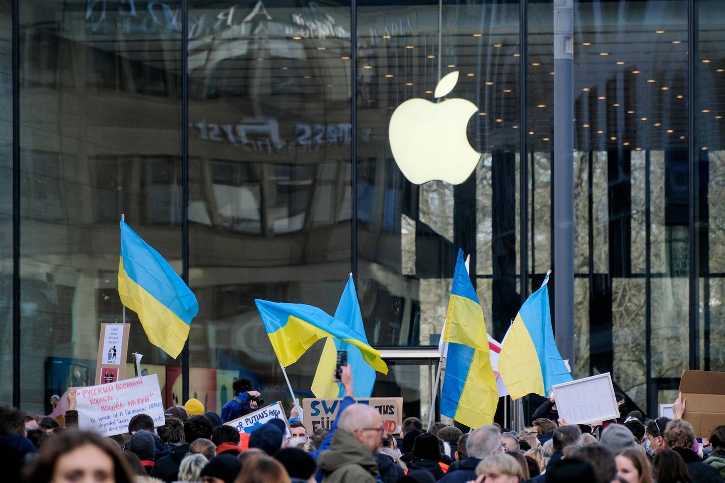 Apple verkauft keine Geräte mehr nach Russland. Das Unternehmen teilte mit, die Exporte in alle Handelskanäle des Konzerns in Russland seien gestoppt worden. Betroffen von den Maßnahmen ist auch der Bezahldienst Apple Pay, der eingeschränkt wurde. Ebenso wie Google schränkte Apple die Verkehrsinformationen auf dem Kartendienst in der Ukraine ein – so sollen die ukrainischen Bürger geschützt werden. Die Apps der russischen Staatssender RT und Sputnik verbannte Apple außerhalb von Russland aus den App Stores.
