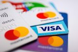 Die drei weltgrößten Kreditkartenanbieter setzten ihre Geschäfte in Russland aus. Zuvor hatten Mastercard, Visa und American Express russische Banken bereits aus ihren Bezahlnetzwerken ausgeschlossen.