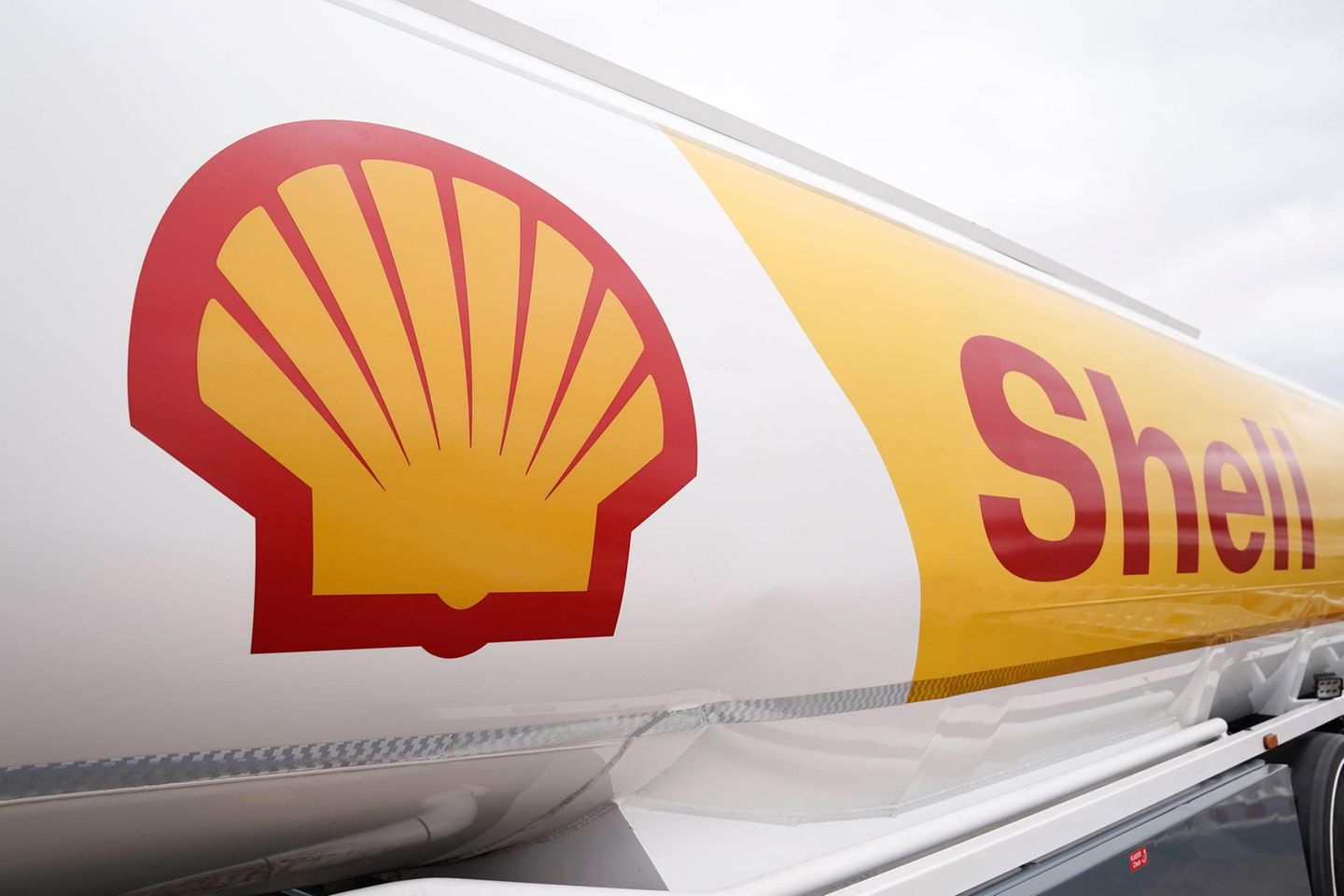 Der Ölkonzern kündigte an, seine Partnerschaft mit dem russischen Staatskonzern Gazprom zu beenden. Shell geriet in die Kritik, weil das Unternehmen kürzlich russisches Rohöl gekauft hatte – zu einem rekordgünstigen Preis. Die Gewinne aus den Käufen sollen nun in einen humanitären Fonds für die Ukraine fließen.