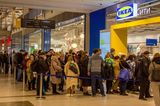 Ikea kündigte an, seine Filialen in Russland zu schließen. Es gab danach einen regelrechter Run auf die Filialen – zahlreiche Menschen nutzten die letzte Möglichkeit, sich noch mit Produkten des Möbelriesen einzudecken.