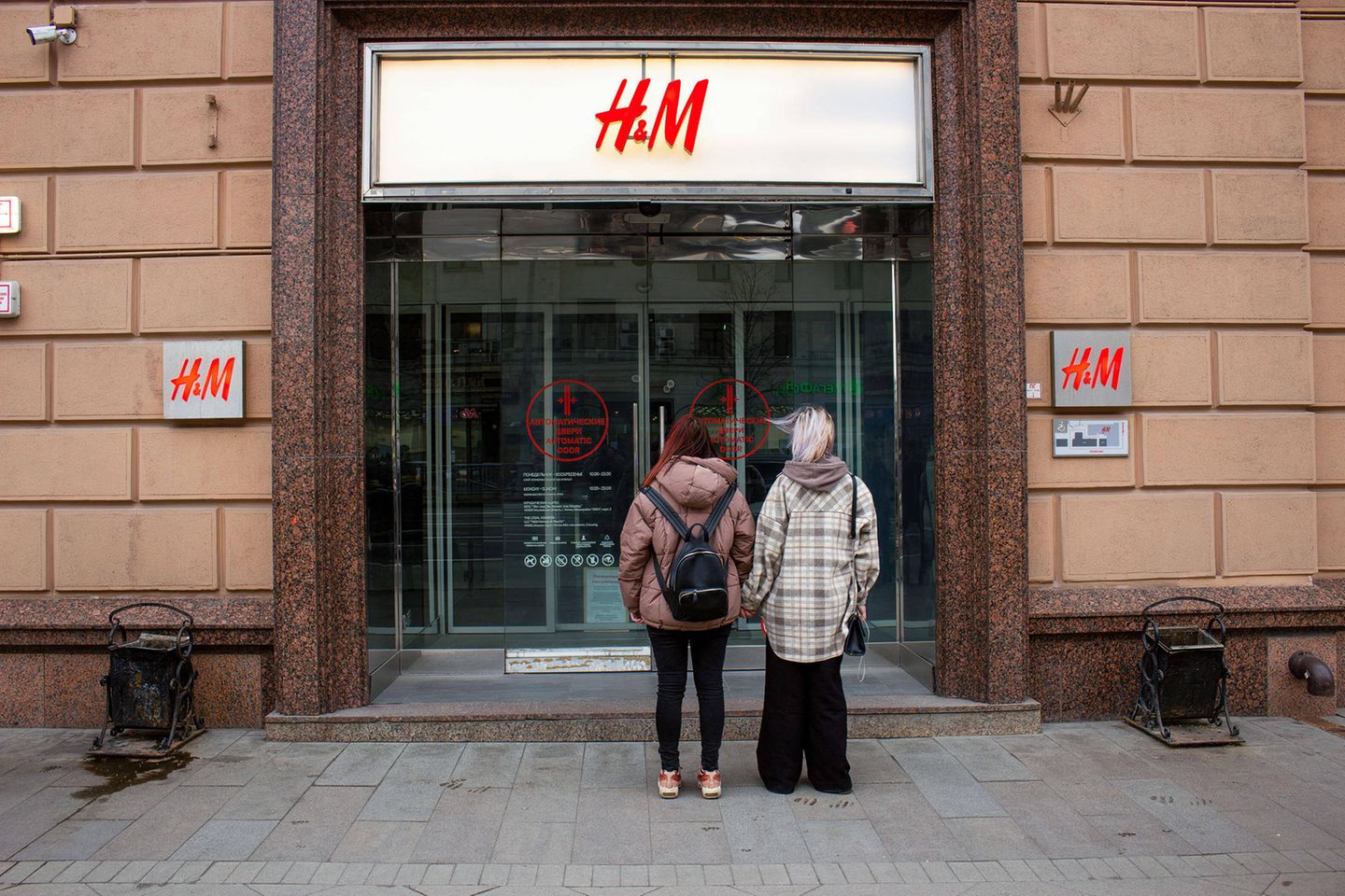 Auch der Modekonzern H&M schloss als Reaktion auf den Ukraine-Krieg seine Filialen in Russland vorübergehend.