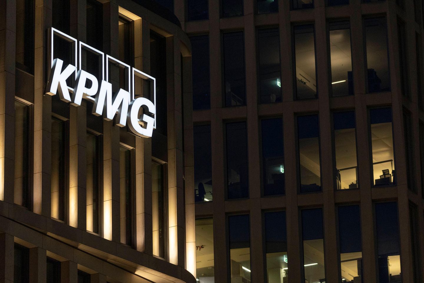 Der Wirtschaftsprüfer KPMG stößt sein Geschäft in Russland ab. Die bisherigen russischen Mitgliedsunternehmen scheiden aus ihren globalen Verbünden aus. Gleiches gilt für PwC.
