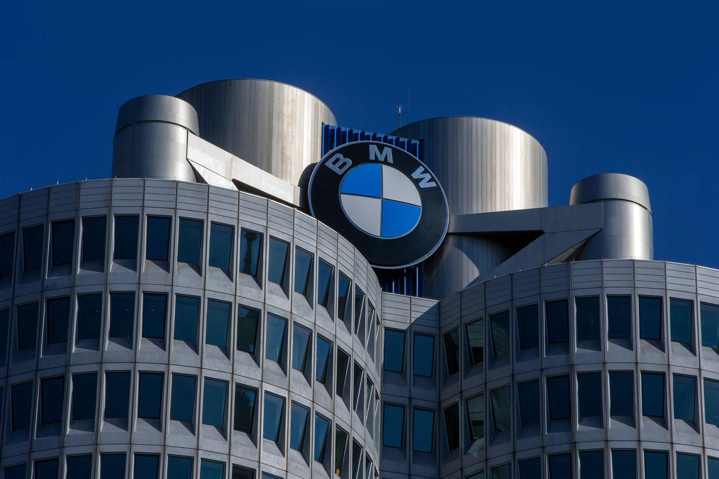 BMW baut vorerst keine Autos mehr in Russland. Außerdem stellte das Unternehmen den Export nach Russland ein. Zahlreiche andere Autobauer entschlossen sich zu ähnlichen Maßnahmen.