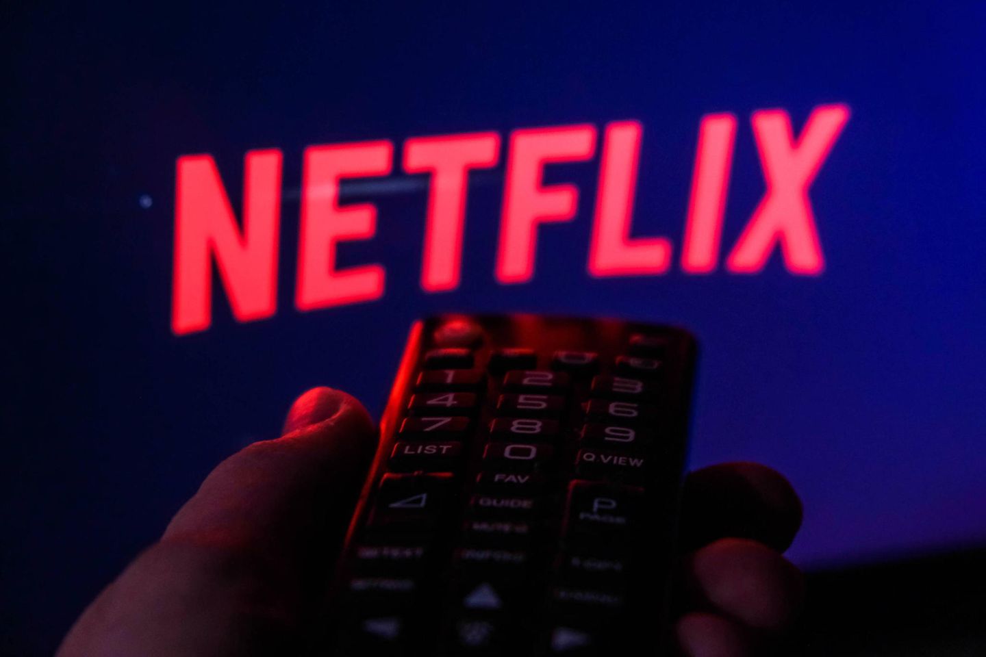 Der Streaminganbieter stoppte sein Angebot in Russland vorerst. Neue Kunden können sich dort nicht mehr registrieren, aktuelle Kunden können den Dienst nur noch bis zur nächsten fälligen Zahlung nutzen.