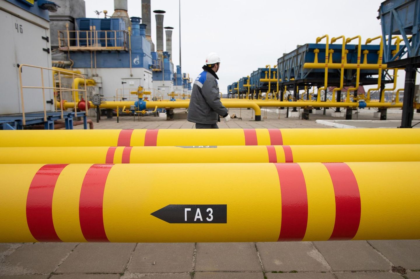 Ein Arbeiter vor einer Pipeline
