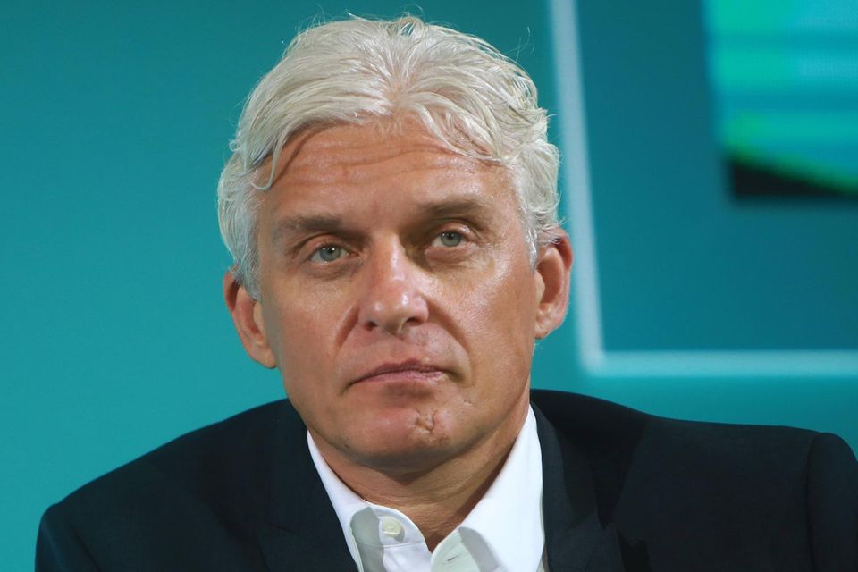 Oleg Tinkow Der Gründer der Tinkoff-Bank, Oleg Tinkow, kritisierte Putins Angriff auf die Ukraine in einem Instagram-Post. „Heute sterben in der Ukraine jeden Tag unschuldige Menschen, das ist undenkbar und inakzeptabel“, schrieb er. Staaten sollten „Geld für die Behandlung von Menschen ausgeben“ und „nicht für Kriege“. Aufgrund der Sanktionen ist die Aktie seiner Tinkoff-Bank um etwa 80 Prozent eingebrochen, wodurch der Oligarch laut Schätzungen von Forbes etwa 5 Mrd. Dollar verloren haben dürfte.