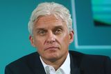 Der Gründer der Tinkoff-Bank, Oleg Tinkow, kritisierte Putins Angriff auf die Ukraine in einem Instagram-Post. „Heute sterben in der Ukraine jeden Tag unschuldige Menschen, das ist undenkbar und inakzeptabel“, schrieb er. Staaten sollten „Geld für die Behandlung von Menschen ausgeben“ und „nicht für Kriege“. Aufgrund der Sanktionen ist die Aktie seiner Tinkoff-Bank um etwa 80 Prozent eingebrochen, wodurch der Oligarch laut Schätzungen von Forbes etwa 5 Mrd. Dollar verloren haben dürfte.