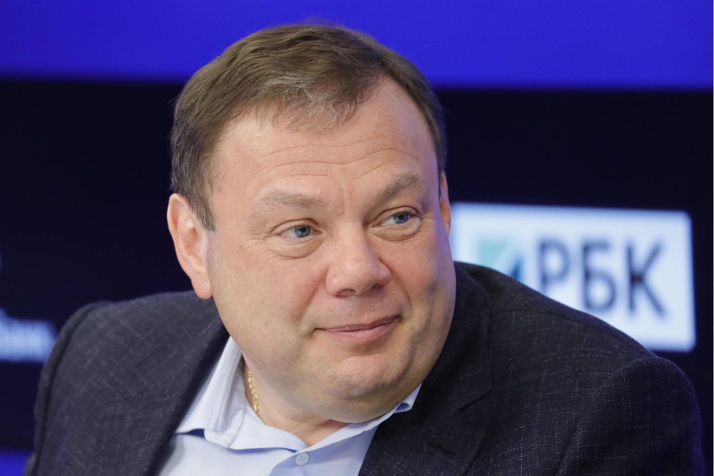 Michail Fridman ist Mitgründer der Alfa-Bank und Gründer von Letterone, einem Investmentunternehmen, das im Telekommunikations-, Technologie- und Energiebereich aktiv ist. Nach Angaben des Unternehmens hat der gebürtige Ukrainer in einem Schreiben an die Mitarbeiter von Letterone ein Ende des Blutvergießens gefordert. „Ich bin überzeugt, dass Krieg niemals die Lösung sein kann“, schrieb Fridman. Der Oligarch ist ebenfalls von den EU-Sanktionen betroffen.