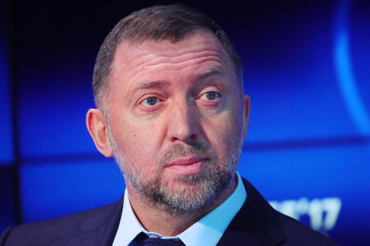 Auf dem Krasnojarsker Wirtschaftsforum Anfang März sagte Oleg Deripaska, man habe ihn gebeten, sich nicht zu äußern, aber er sei für den Frieden. Der Eigentümer des Aluminiumkonzerns Rusal erklärte, dass der Krieg eine der härtesten Wirtschaftskrisen Russlands auslösen würde und verglich diese mit der Krise von 1998, die Russland in die Zahlungsunfähigkeit zwang. Den Krieg bezeichnete er als „Wahnsinn“.