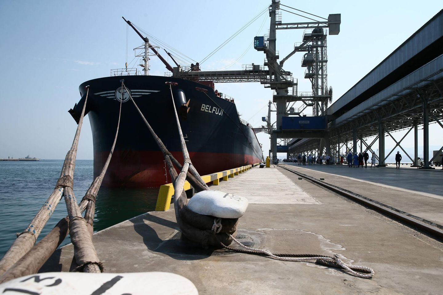 Der Bulk-Carrier Belfuji liegt an einem Getreide-Terminals im Hafen von Novorossijsk