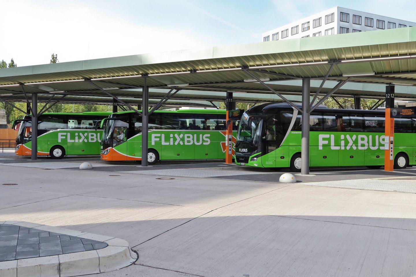 Acht Start-ups konnten 2021 mehr als 500 Mio. Euro pro Finanzierungsrunde einsammeln. Wefox und FlixBus kamen laut EY auf jeweils 539 Mio. Euro. Sowohl die digitale Plattform für Versicherungen als auch das Verkehrsunternehmen schlossen ihre Finanzierungsrunden im Juni 2021 ab – ebenso wie die Nummer zwei dieser Liste. Damit kam der Juni allein in der Gruppe der Mega-Deals auf ein Volumen von knapp zwei Mrd. Euro.