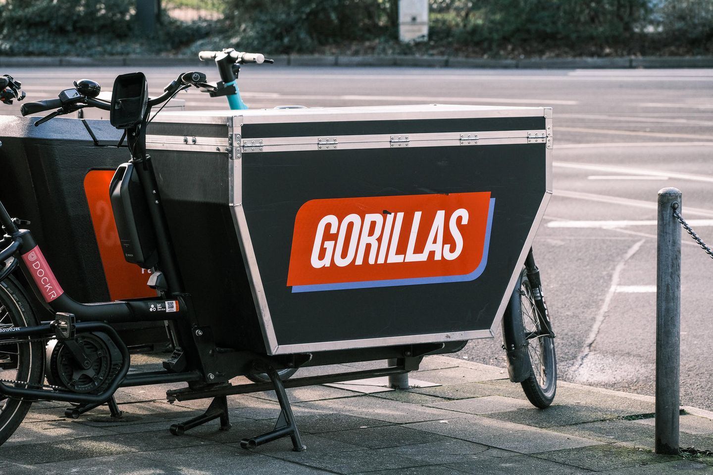 Die Pandemie hat den Aufstieg der Express-Lieferdienste begünstigt. So sehr, dass EY Gorillas gleich zweimal  in den Top 10 der größten Finanzierungsrunden 2021 führte: im März mit 241 Mio. Euro und noch einmal im September mit 861 Mio. Euro. Die letzte Series-C-Runde über knapp eine Milliarde Dollar war laut dem 2020 von Kağan Sümer gegründeten Berliner Unternehmen die bislang größte für einen nicht-börsennotierten Lebensmittel-Lieferdienst in Europa. Angeführt wurde die Runde von Delivery Hero. Geld kam auch von bestehenden Investoren wie Tencent und neuen Anlegern wie Thrive Capital. Auf Platz neun der größten Finanzierungsrunden im EY-Barometer lag 2021 SellerX mit 431 Mio. Euro.