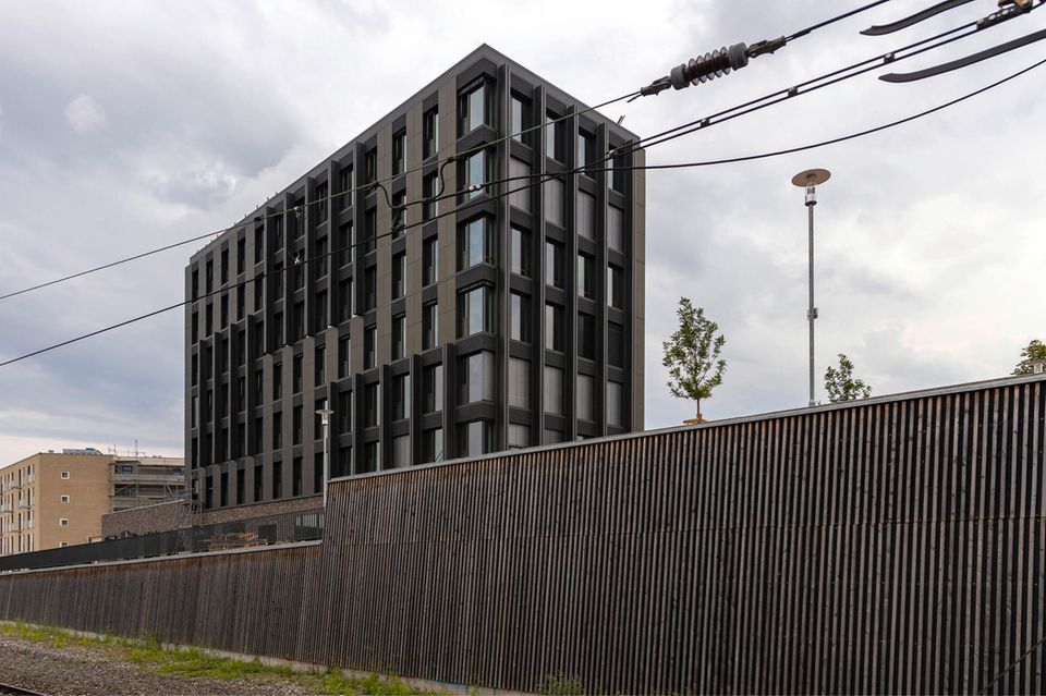 Das Gewerbegebäude in Tübingen ist seit Januar 2021 bezugsfertig, der Bau hat drei Jahre gedauert. 106 Einheiten finden in dem Gebäude aus Holz-Hybrid-Bauweise Platz