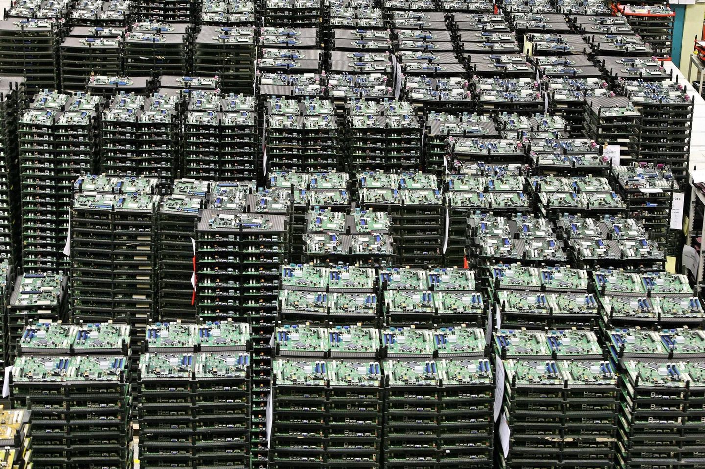 Der Bereich „Hardware“ gehörte – wenn auch auf niedrigem Niveau – zu den Gewinnern des Start-up-Booms 2021. Die Zahl der Deals stieg um mehr als das Doppelt von 33 auf 73. Damit konnte sich die Branche um zwei Plätze auf Rang sechs verbessern. Das Risikokapital verfünffachte sich fast von 112 auf 544 Mio. Euro. Das bedeutete Platz sieben.
