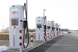 Geraten innovative Mobiliätsideen deutscher Gründer ins Stocken? Der Bereich „Mobility“ fiel jedenfalls im Ranking der wichtigsten Start-up-Branchen vom vierten auf den fünften Platz. EY verzeichnete einen Anstieg der Finanzierungsrunden von 58 auf 76 Abschlüsse und 1,2 auf knapp 2,0 Mrd. Euro. Der Sektor hatte 2020 noch das meiste Kapital einsammeln können. 2021 reichte es hingegen nur noch für Platz vier. Über die Hälfte des Volumens entfiel allein auf die beiden Finanzierungsrunden von FlixBus und Ionity.