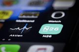 Das Start-up-Rekordjahr befeuerte in erster Linie digitale Finanzdienstleister. Der Bereich „FinTech/InsurTech“ schob sich dank des Anstiegs von 54 auf 121 Finanzierungsrunden an der Mobilität vorbei auf Platz vier. Das ganze Ausmaß des Booms in dem Sektor zeigte sich aber 2021 bei den investierten Summen. Hier schossen FinTech- und InsurTech-Unternehmen vom fünften auf den ersten Platz empor. Aus 552 Mio. Euro im Jahr 2020 wurden 3,8 Mrd. Euro. Fast die Hälfte entfiel allein auf die beiden Mega-Abschlüsse von N26 und Trade Republic mit jeweils weit über 700 Mio. Euro.