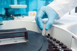 Ausgerechnet die Gesundheitsbranche schwächelte im zweiten Pandemiejahr, zumindest was das Risikokapital für junge Unternehmen anging. Die konnten Investoren offenbar nicht so sehr mit innovativen Ideen überzeugen wie andere Branchen. EY verzeichnete lediglich einen Anstieg von 109 auf 125 Finanzierungsrunden. „Health“ fiel damit vom zweiten auf den dritten Rang und lag nur noch knapp vor FinTech. Der Sektor war 2020 nur auf die Hälfte der Finanzierungsrunde der Gesundheitsbranche gekommen. Bei den Investitionssummen reichte es mit der Verdoppelung von 670 Mio. auf 1,3 Mrd. Euro für Gründer im Gesundheitsbereich lediglich für Platz fünf.