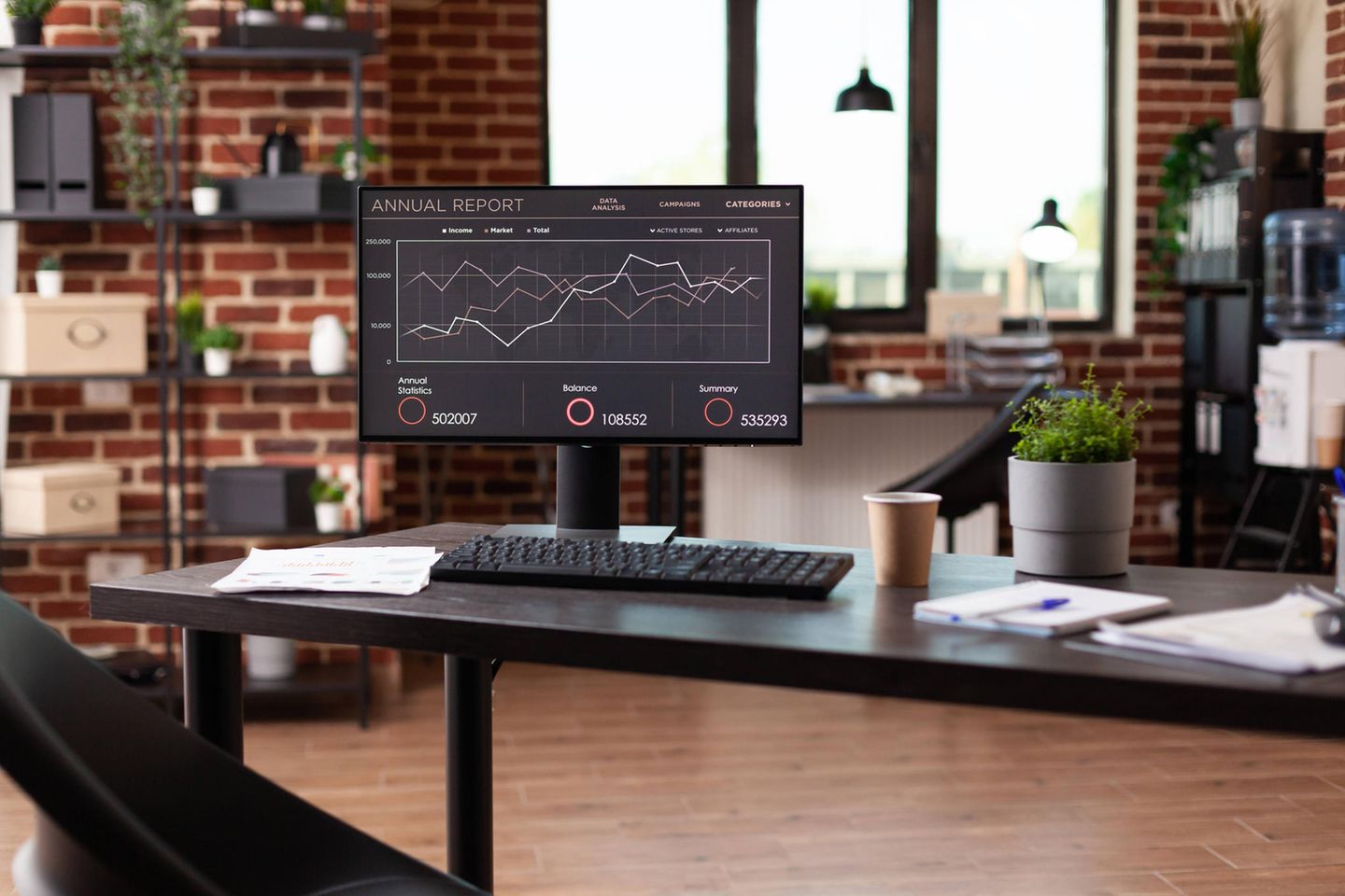 Jede dritte Finanzierungsrunde entfiel 2021 in Deutschland auf die Kategorie „Software & Analytics“. Die Zahl der Abschlüsse erhöhte sich von 232 auf 393. Beim Risikokapital fiel die Sparte hingegen vom zweiten auf den dritten Rang. Die Bilanz stieg hier laut EY von 1,0 auf 3,6 Mrd. Euro. 830 Millionen Euro – also fast ein Viertel – steuerte allein das Münchner Softwareunternehmen Celonis bei.