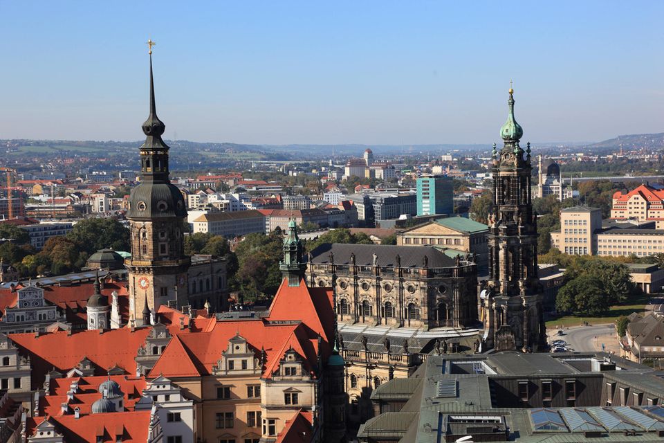 EY zählte 2021 bundesweit 1160 Finanzierungsrunden. 33 Abschlüsse entfielen auf Sachsen. Dass dies in Deutschland für Platz acht reichte, verdeutlicht die Dominanz der beiden Spitzenreiter dieser Liste. Sachsen rangierte vor Rheinland-Pfalz (16 Deals) und Brandenburg (neun Abschlüsse). Die übrigen sechs Bundesländer kamen zusammen auf 28 Finanzierungsrunden – sechs weniger als im Vorjahr. Gemessen am eingesammelten Risikokapital schnitt Sachsen im deutschlandweiten Vergleich besser ab als bei der Zahl der Abschlüsse. 275 Mio. Euro reichten für Platz sechs. 2020 waren es lediglich 77 Mio. Euro in 29 Finanzierungsrunden gewesen.