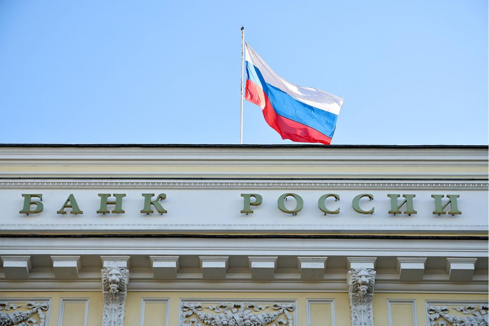 Eine russische Flagge weht auf dem Gebäude der Zentralbank in Moskau