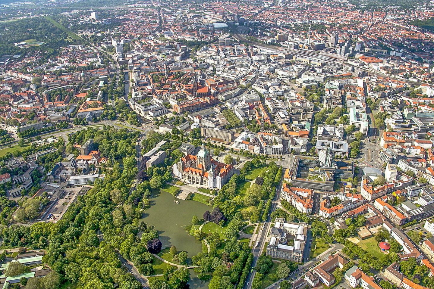 Niedersachsen gehörte zu den Gewinnern des deutschen Start-up-Booms 2021. In keinem Bundesland stieg die Zahl und der Wert der Finanzierungsrunden derart stark. EY meldete bei den Abschlüssen ein Plus von sieben auf 44. Das Volumen erhöhte sich demnach von fünf auf 112 Mio. Euro – eine Steigerung um mehr als das 22-fache. Niedersachsen schob sich damit im Ranking der Bundesländer auf den siebten beziehungsweise achten Platz vor.