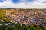 Baden-Württemberg kam auf 73 Finanzierungsrunden. 2020 waren es 34 gewesen. Es flossen rund 599 Mio. Euro, fast viermal mehr als im Vorjahr (155 Mio. Euro). Das war bundesweit der dritthöchste Wert hinter den beiden Spitzenreitern.
